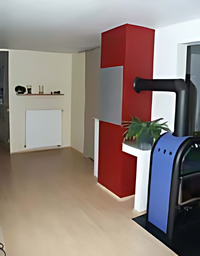 Renovierte Küche mit farbig abgesetzter Wand