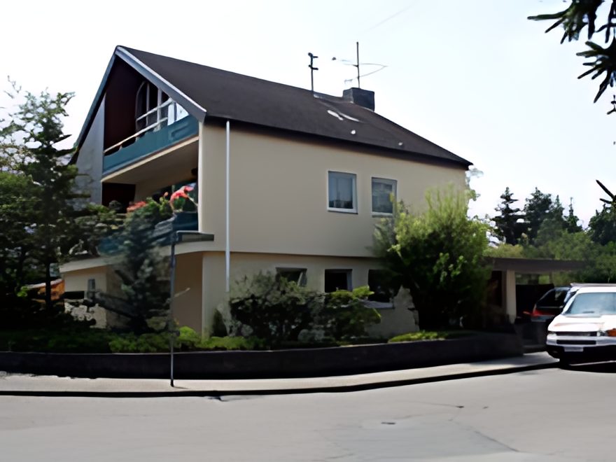 Dasselbe Haus nach der Renovierung in hellem Creme
