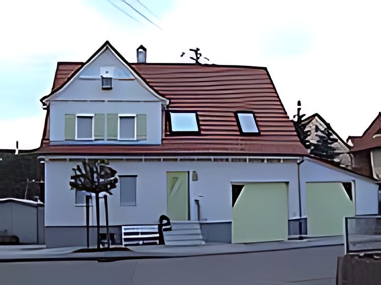 Dasselbe Haus mit Tür und Toren in Lindgrün
