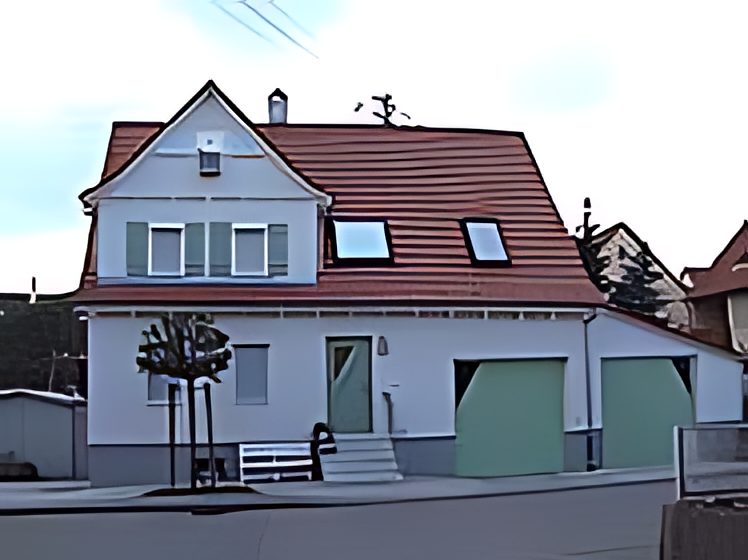 Dasselbe Haus mit Tür und Toren in Tannengrün