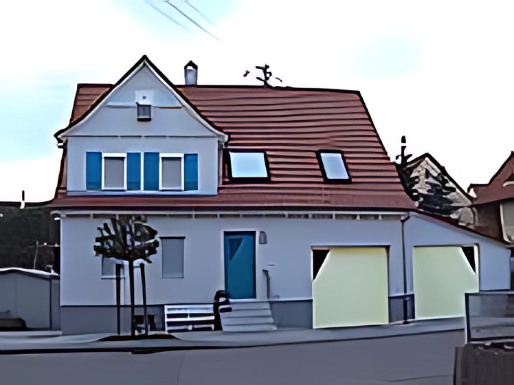 Dasselbe Haus mit Fensterläden und Tür in Taubenblau
