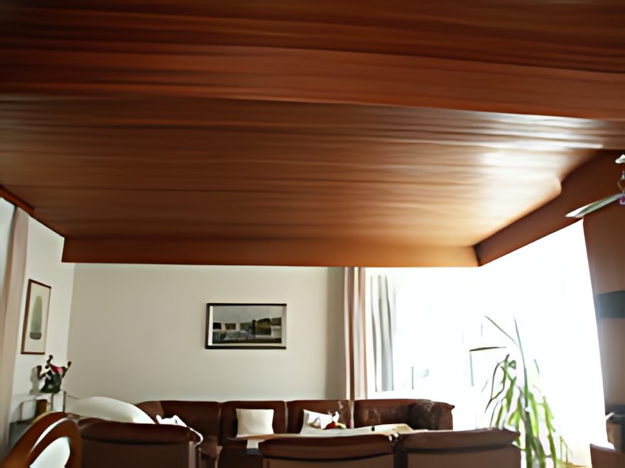 Wohnzimmer vor der Renovierung mit dunkler Holzdecke