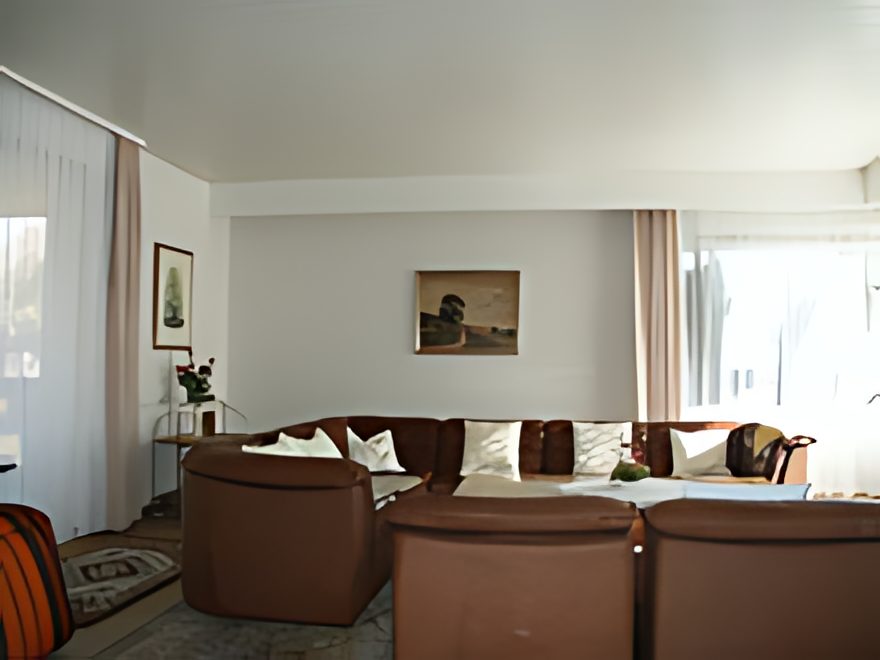 Dasselbe Wohnzimmer nach der Renovierung: hell und freundlich
